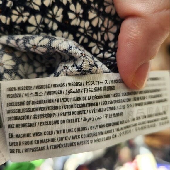 Abercrombie & Fitch Women's Navy Blue White Floral-Print Shorts Size Small - Picture 13 of 13